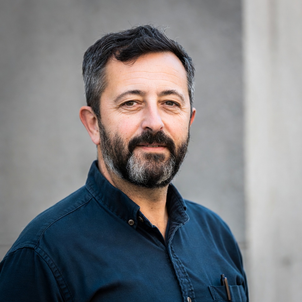 Portrait de Romain, électricien artisan utilisant ActiPay sur mobile